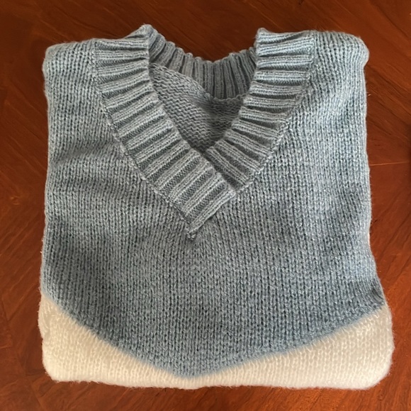 Soft V-Neck Light Weight Knit Sweater. Size Large. NWOT - Picture 6 of 6
